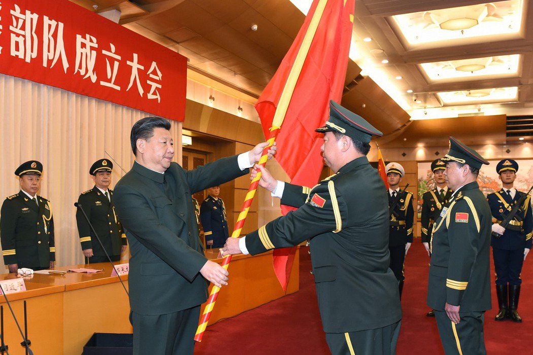 2015年12月31日，中國人民解放軍陸軍領導機構、中國人民解放軍火箭軍、中國人民解放軍戰略支援部隊成立大會在北京八一大樓隆重舉行。習近平向陸軍、火箭軍、戰略支援部隊授予軍旗並致訓詞。 圖／新華社