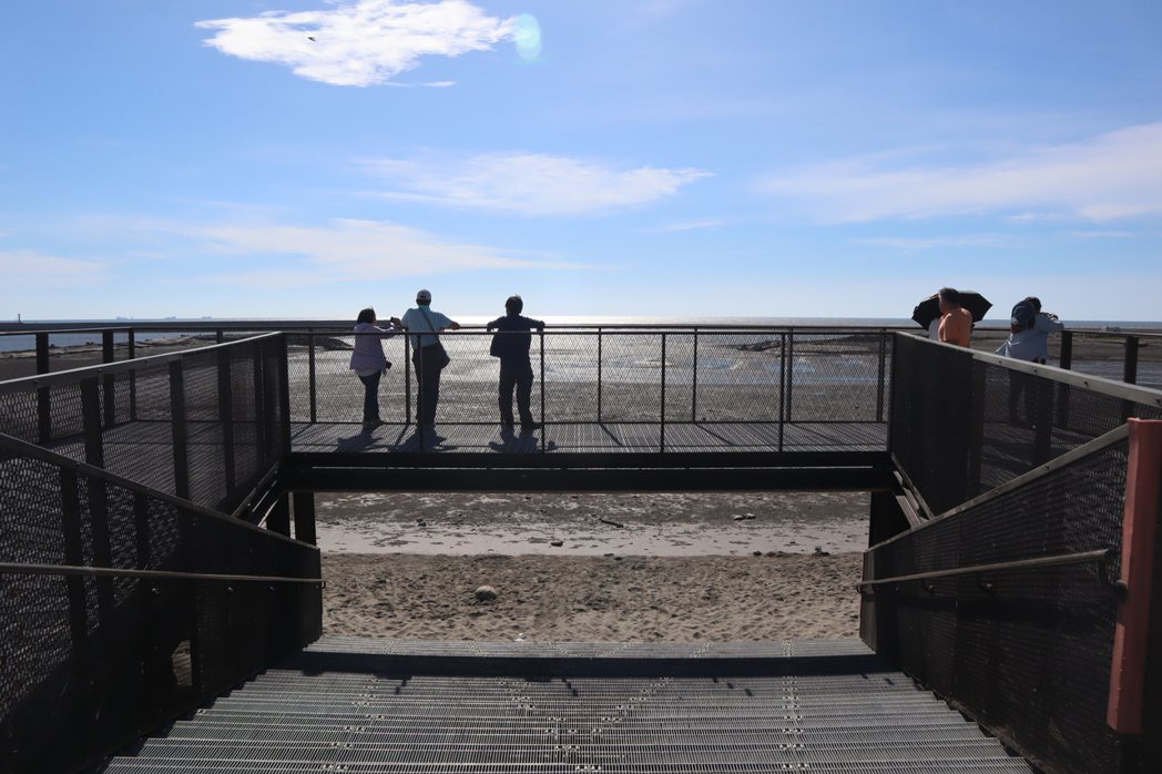 新設的平台，遊客可以至此近距離的靠海欣賞落日。 圖／TTN旅報提供