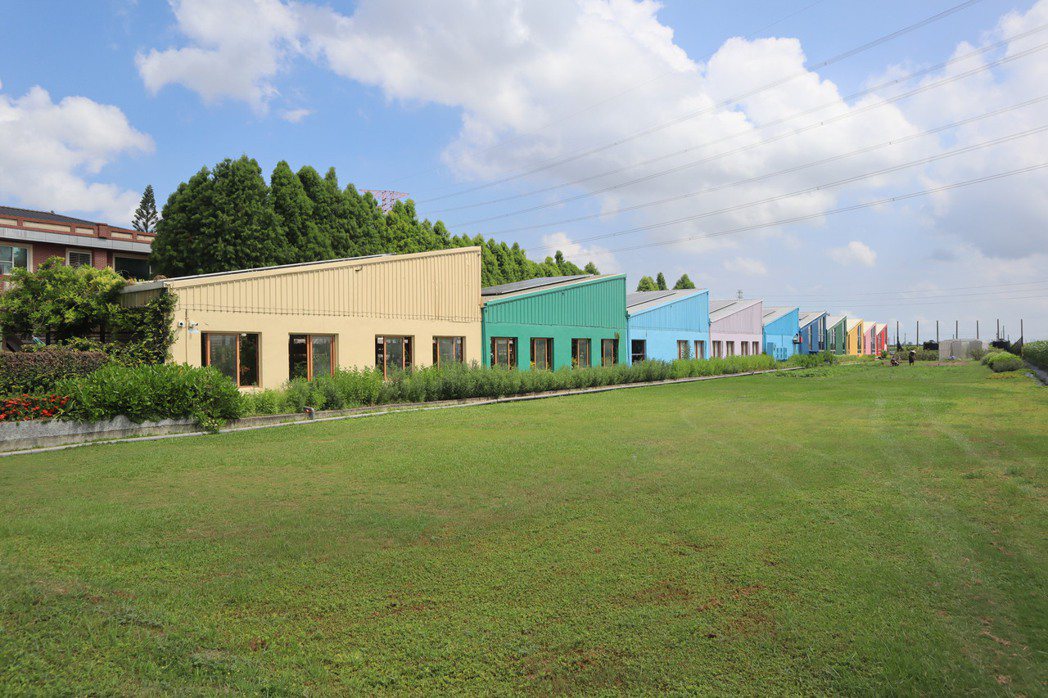 「晁陽綠能休閒農場」著名的七彩斜屋頂。 圖／TTN旅報提供