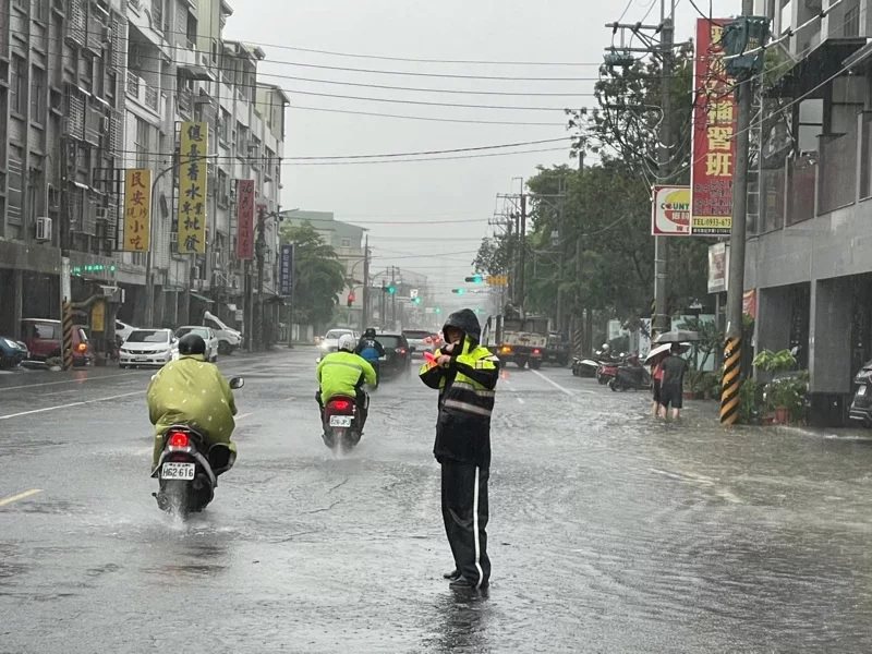 台南市今天上午下大雨，多處積水，部分地區已達豪雨等級。記者黃宣翰／翻攝
