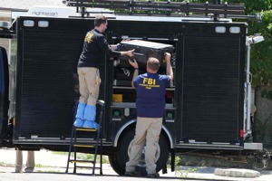 FBI幹員8月9日一大早衝入猶他州一間民宅前，室內男子羅伯森（Craig Deleeuw Robertson）遭擊斃，FBI幹員在其住家蒐集證物並裝上車。法新社