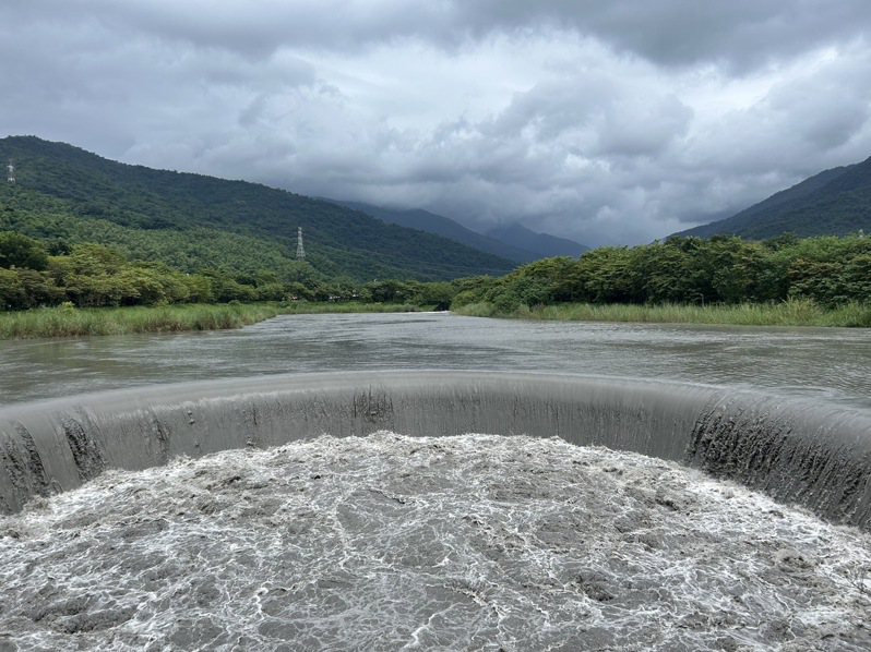 大潮州人工湖調節池引水情形。圖／屏東縣府水利處提供