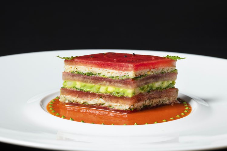 番茄及松葉蟹肉千層與酪梨。圖／侯布雄法式餐廳提供。