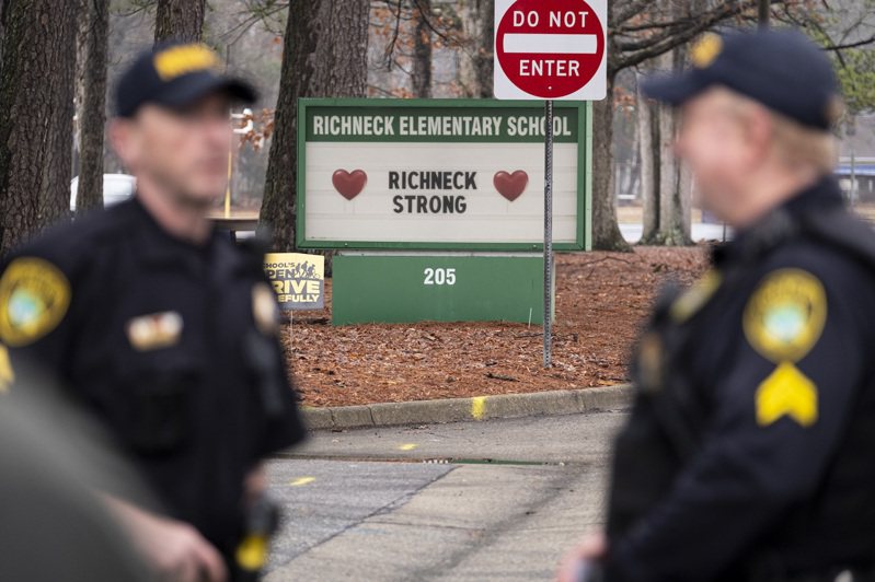 美國維吉尼亞州1月發生6歲男童對著教師開槍的事件，根據近日解封的法院文件跟槍響後趕到的目擊者證詞，涉案男童不只自吹自擂，還當場承認「開搶打死」老師。資料照片。美聯社
