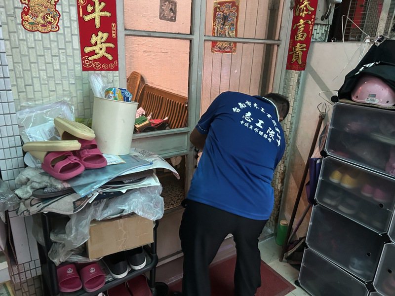 台南市勞工局組「做工行善團」，今天到仁德區幫弱勢家庭修理紗窗，阻隔病媒蚊飛入室內，是公私協力最好榜樣。記者鄭惠仁／翻攝