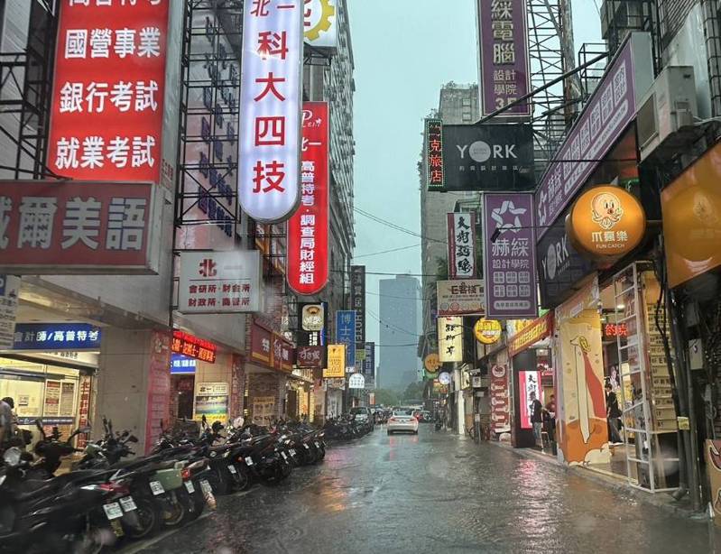 台北市中正區一度傳出積水狀況。圖／讀者提供
