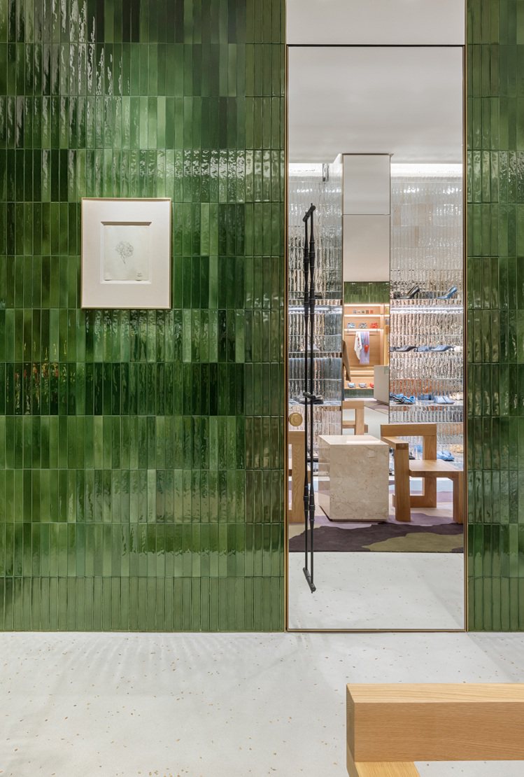 LOEWE台中新光三越女裝店店照，手工磁磚牆壁上裝飾英國藝術家Eliot Hodgkin創作的植物草圖。圖／LOEWE提供