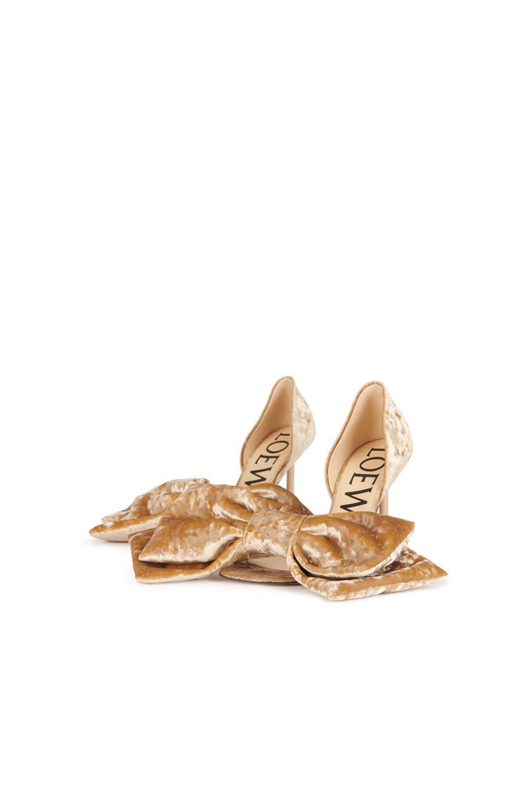 金色麂皮蝴蝶結飾跟鞋，價格店洽。圖／LOEWE提供