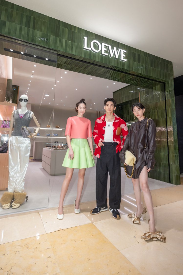 （由左至右）林奕嵐、林柏宏、郭雪芙出席LOEWE台中新光三越女裝店開幕。圖／LOEWE提供
