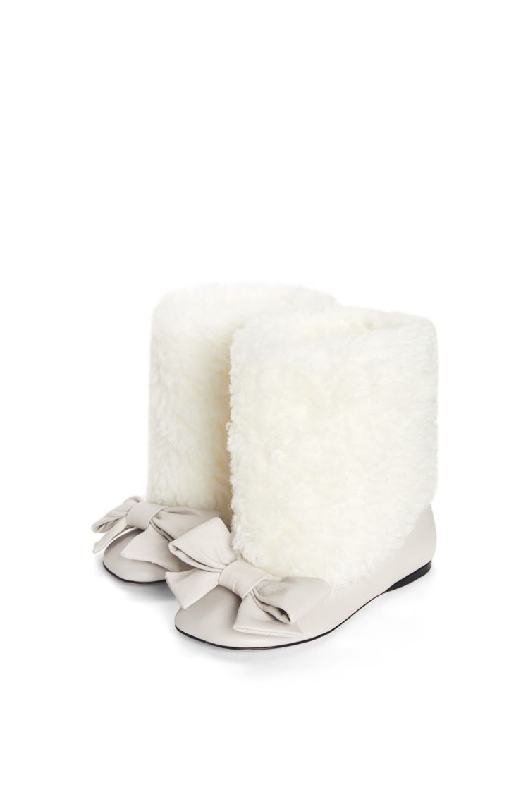 Toy米白色小羊皮拼羊毛平底靴，61,000元。圖／LOEWE提供