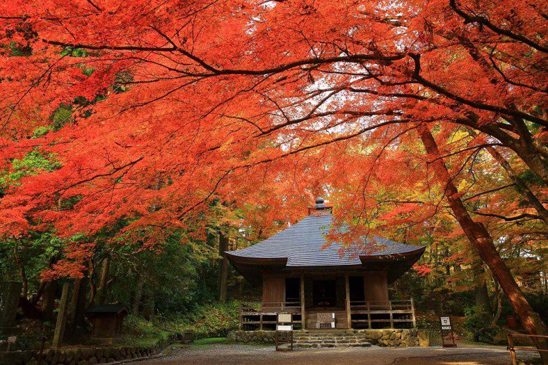 世邦旅遊日本東北行程走訪世界遺產中尊寺，是岩手縣知名的紅葉名所之一。世邦旅遊提供