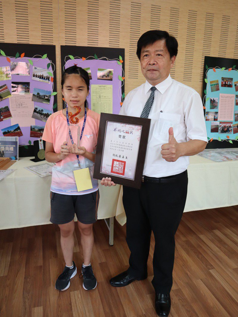 台中啟明學校全盲視障生吳宜容（左）獲總統教育獎肯定。記者林佩均／攝影