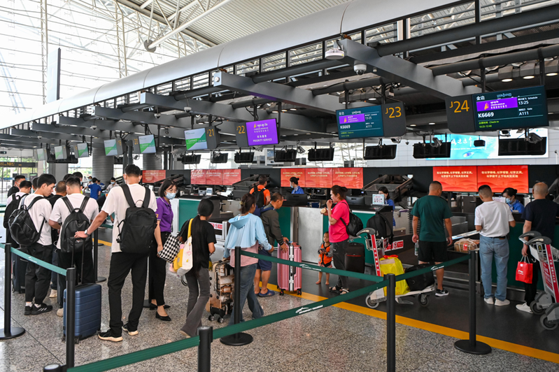 中國大陸宣布開放團客赴日本、韓國、美國、澳洲等國旅遊，圖為廣州白雲機場登機櫃台資料照。 中新社