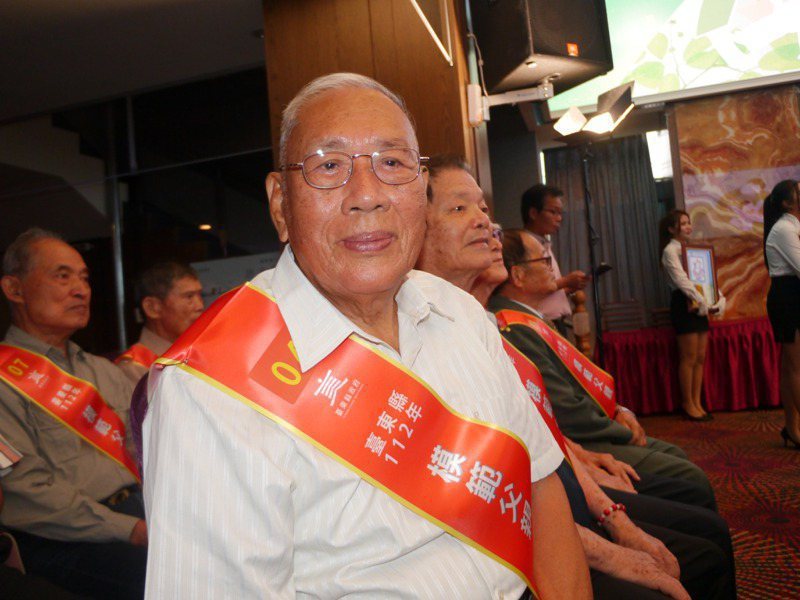 台東縣長濱鄉模範父親邱繼興退而不休，86歲還在當禮儀師。 圖／記者徐白櫻攝影