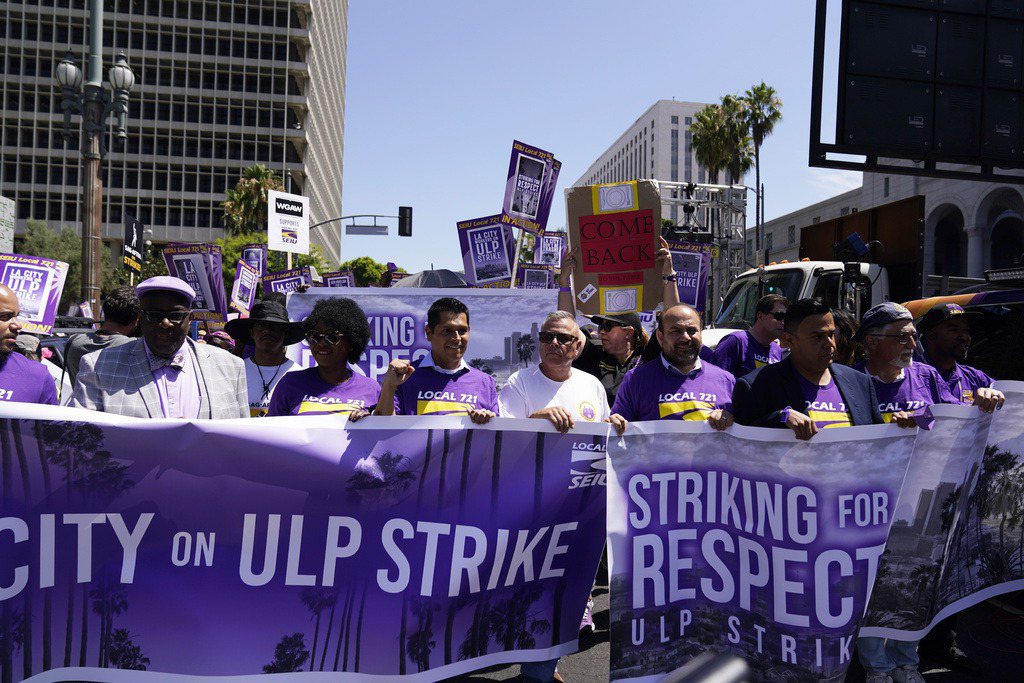 2023年8月8日，包含清潔工人、工程和交通相關人員在內的數千名洛杉磯市勞工實施24小時的罷工，指控不公平的勞工行為。 圖／美聯社