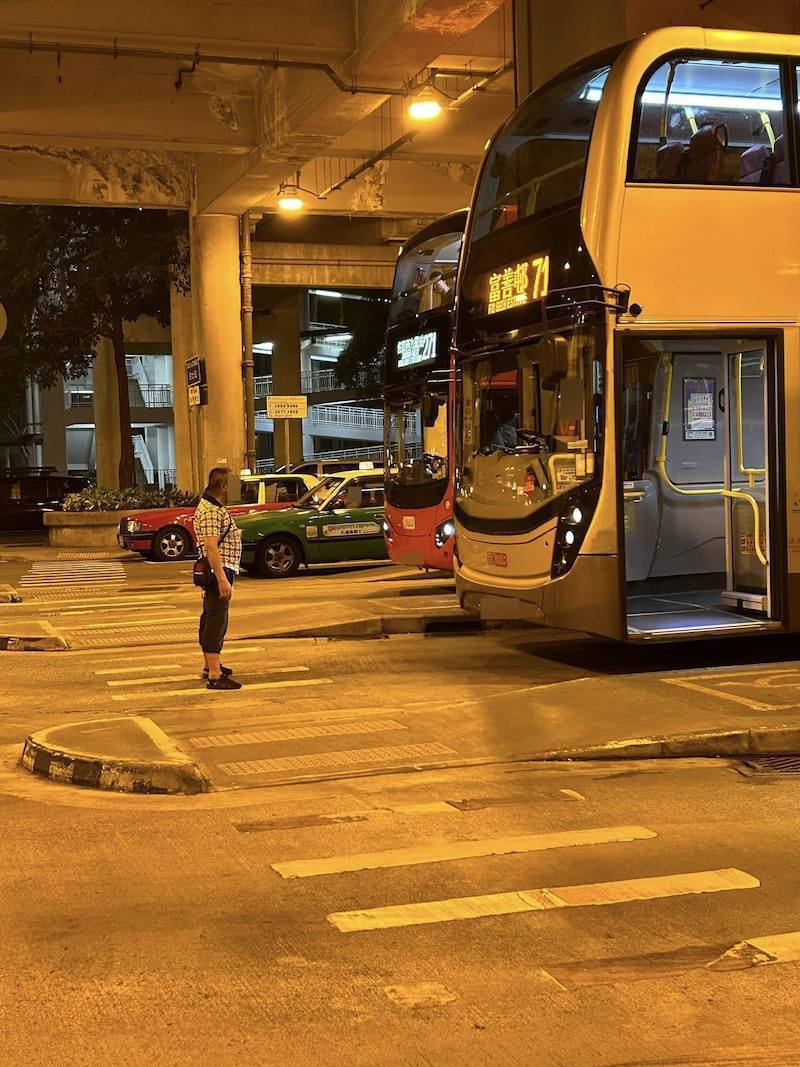 最近社交平台流傳1段影片，顯示大埔富善邨巴士總站有1名大叔，站在一巴士前，試圖阻擋巴士駛離總站。（fb「大埔 TAI PO」）