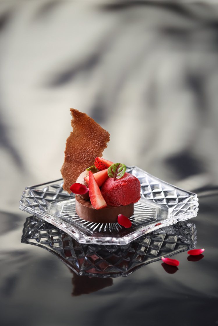 「阪前和牛鐵板燒」推出七夕限定甜點「夏之戀」，僅在8月18日至27日期間吃得到。圖／王品集團提供。