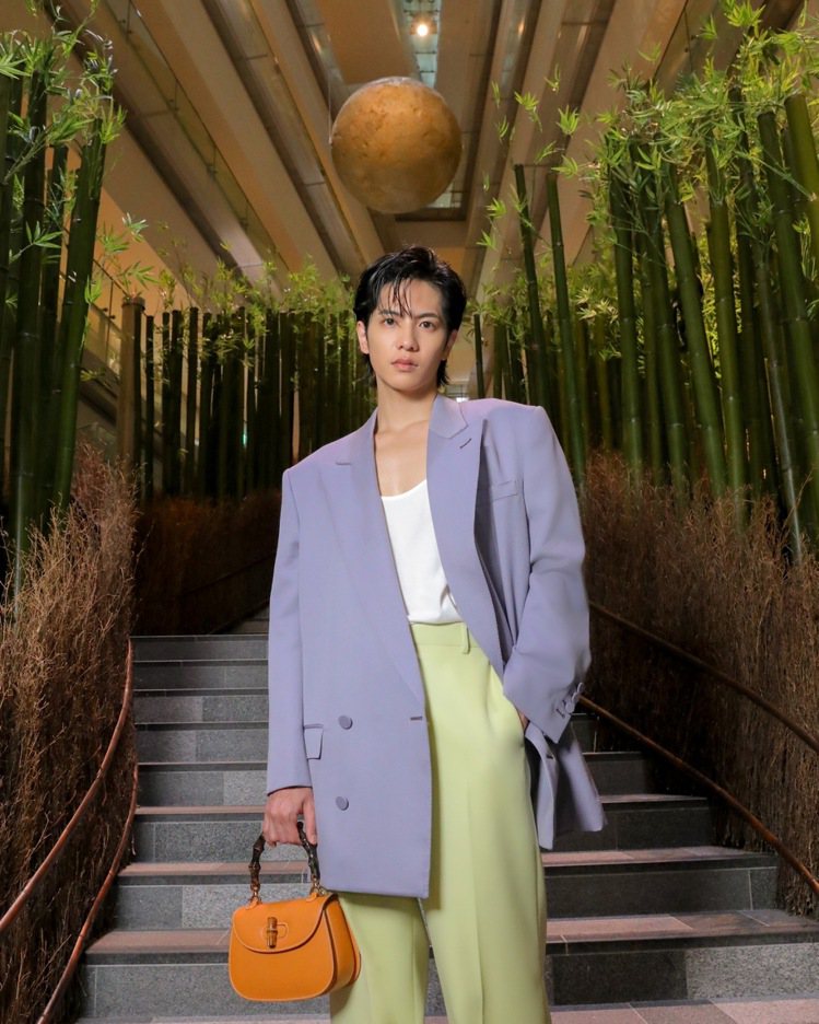 Gucci品牌大使日本演員志尊淳除了展現男性也能駕馭小包，更以粉紫、粉綠的色彩搭配造型。圖 / GUCCI提供