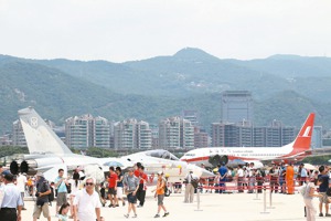 2011年，松山空軍基地也加入開放參觀之列，地面展示的戰機後方，是正好落地滑行通過的大陸上海航空客機。圖／聯合報系資料照片