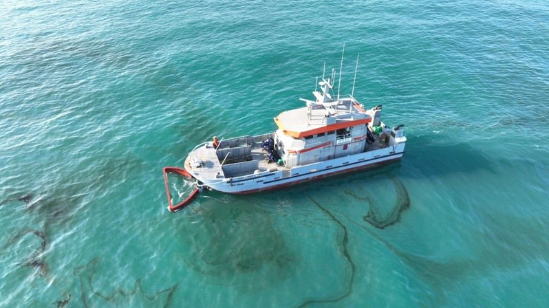 海保署調度台塑公司麥寮海洋號代船東清除油污。圖／海委會提供