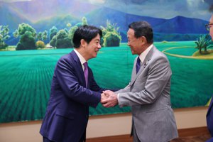 日本前首相麻生太郎（右）針對民進黨總統參選人賴清德（左）的談話，給予了「稍微放心」的評價。圖／總統府提供