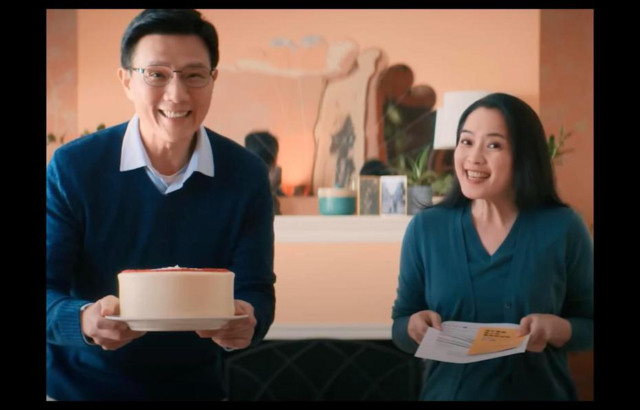 蔣偉文（左）與高伊玲在「愛在台北」演女主角的爸媽。圖／摘自YouTube