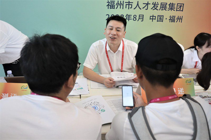 台灣的研究生在海青節期間向福州工作人員了解職缺內容。記者廖士鋒／攝影