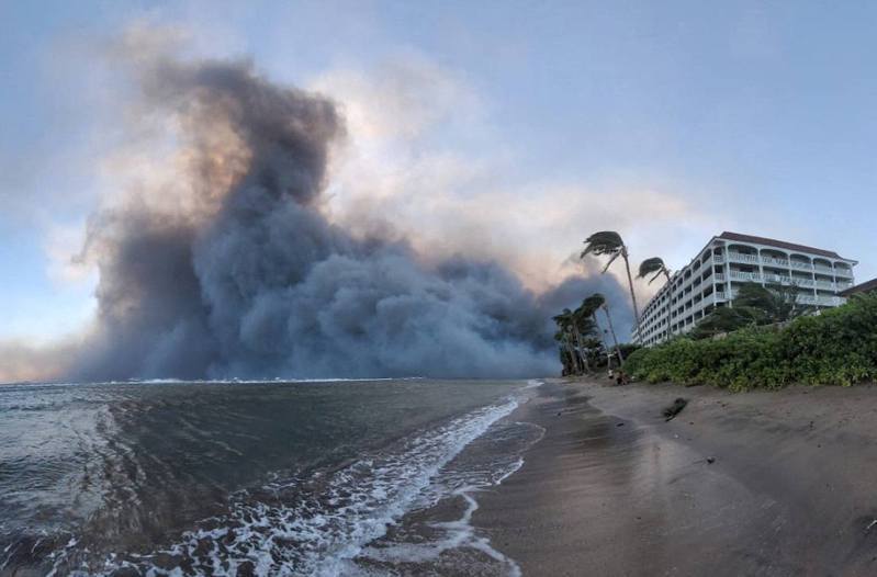 2023年8月9日美國夏威夷州毛伊島拉海納鎮因颶風助長野火蔓延，拉海納附近濃煙滾滾。（Reuters）