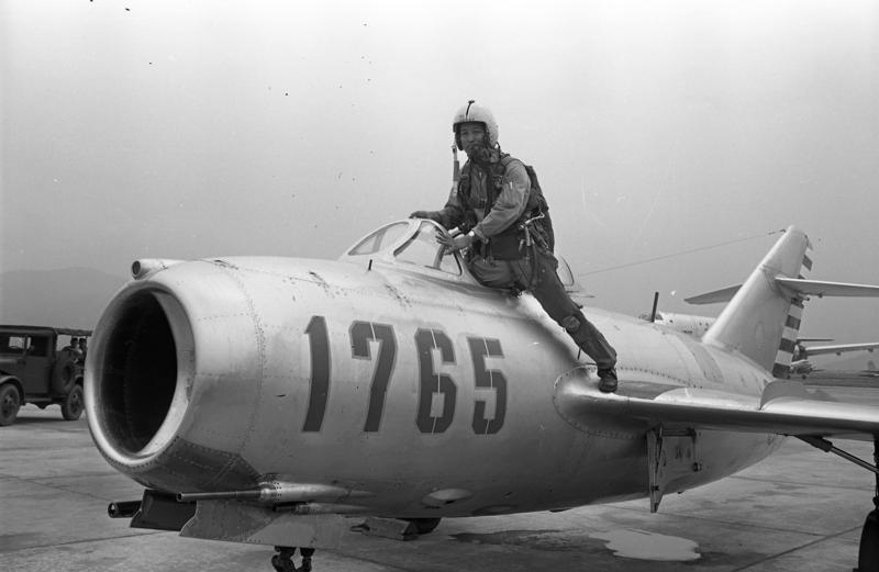 1962年8月13日，我空軍張熠青少校駕駛米格15型飛機返抵台北松山機場。圖／聯合報系資料照片