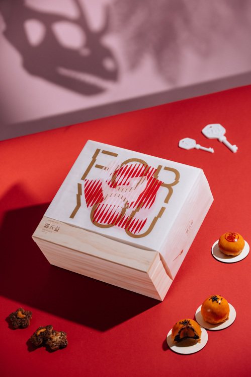 時裝品牌APUJAN詹朴操刀的設計師糕餅禮盒「FOR YOU」，質感大氣的雙層木盒，裝盛純手工及時間淬鍊而成的升級版頂級蛋黃酥。圖／郭元益提供