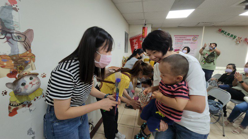 今天適逢泰國母親節，參加簽約活動的各國新住民寶寶並獻花給媽媽，場面溫韾。記者胡蓬生／攝影