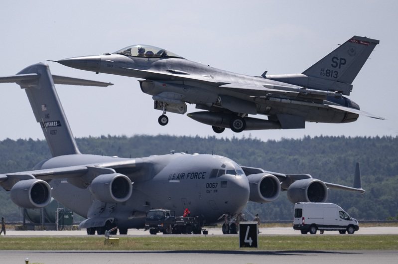 6月，一架美軍F-16戰機在演訓時自德國史班達勒姆（Spangdahlem）空軍基地起飛。美聯社