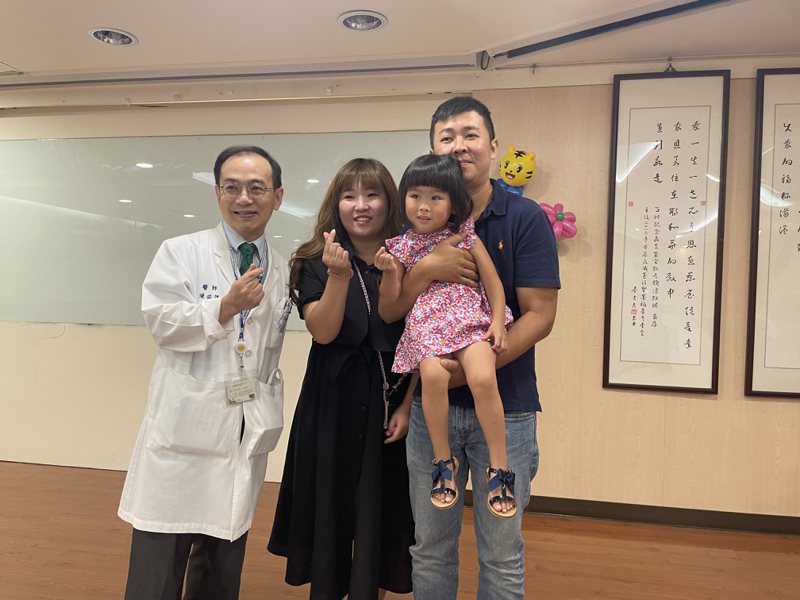 馬偕兒童醫院新生兒科主任張弘洋與閃閃父母。記者李青縈／攝影