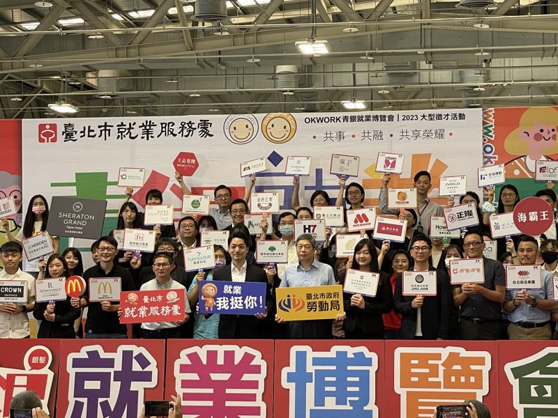 台北市長蔣萬安今出席在花博舉行的北市青銀就業博覽會，推動「青銀共事」。記者楊正海／攝影