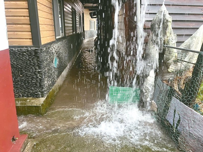 豪雨造成廬山國小校園漏水如同瀑布。圖／南投縣政府提供