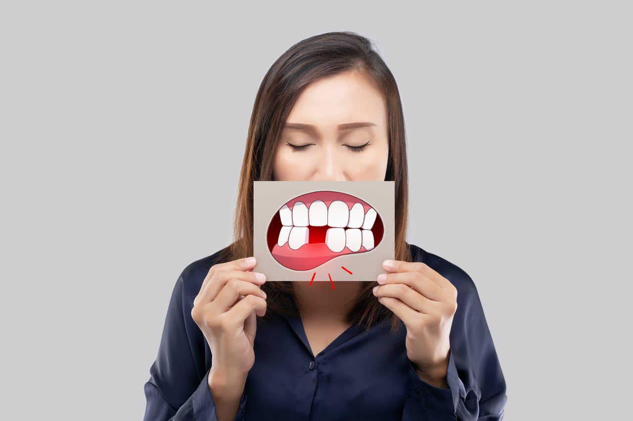 牙齒與齒槽骨間，有所謂牙周膜連結兩者。當牙根因為咀嚼受力後往下施壓，牙周膜內的微血管會回流大腦。此外咀嚼動作也會直接影響大腦內，包含海馬迴等與記憶及認知有關的區域。海馬迴的體積雖然會隨著年紀而萎縮，但只要給予適當刺激就有機會被活化。