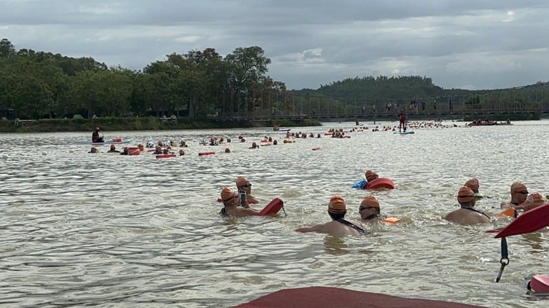 800位泳者齊聚，最小年紀16歲、最高齡75歲都來參與。從虎頭埤遊艇碼頭做為起、終點，讓民眾們嘗試1.5公里長的挑戰。記者李文德／攝影