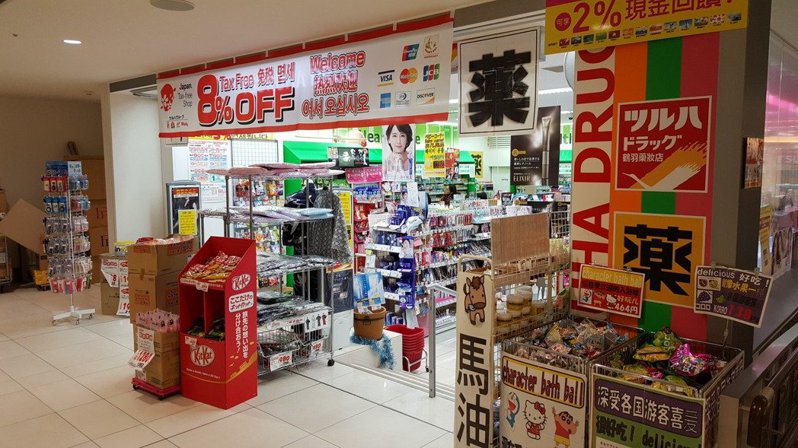 國人到日本旅遊，最喜歡逛藥妝店，其中俗稱「醫用三秒膠」、「液體OK繃」的液體絆創膏為最常購買的產品之一。示意圖。本報資料照片