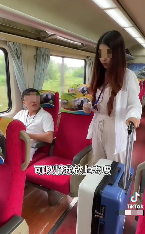 一名妙齡女旅客推著行李箱，詢問列車上另一名男旅客，「先生，不好意思，可以幫我放上去嗎？」下一幕畫面竟是該名女子趴臥在行李架上。圖／取自「台灣便當管理局-附屬鐵路部」臉書粉專