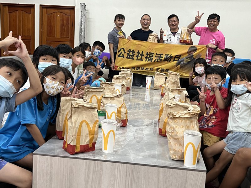 院生們快樂地享用麥當勞餐點。記者李宗祐／攝影