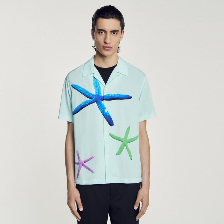 SANDRO粉藍色海星印花短袖襯衫，8,290元。圖／SANDRO提供