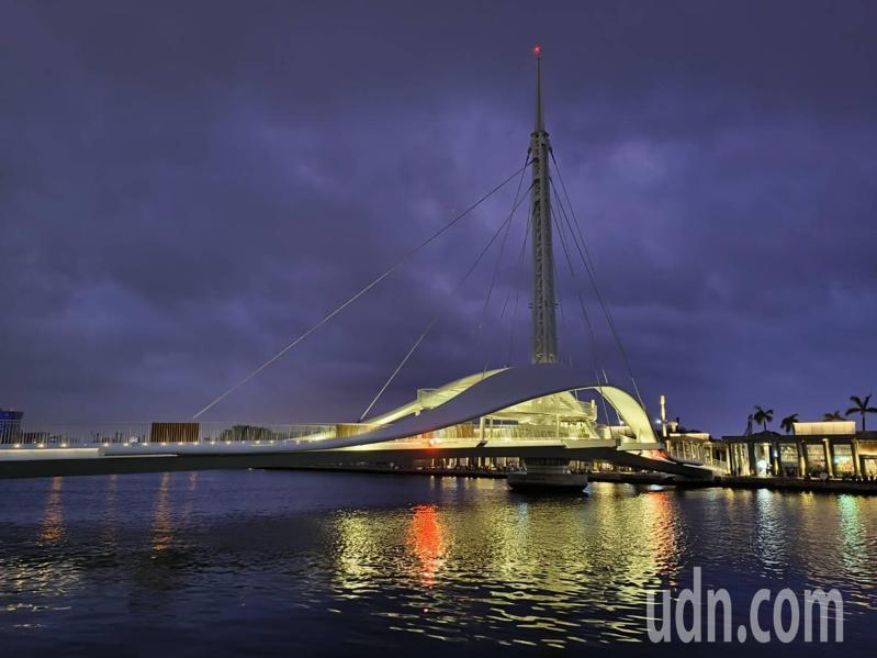 高雄市連接駁二藝術特區與蓬萊港區的大港橋啟用3年，因造型優美且可旋轉特性成為觀光熱點。記者卜敏正／攝影