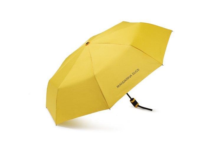 可一鍵自動開收的晴雨兩用傘目前換購最熱烈，原價1,980元，只要3,000福利點即可0元帶回家。圖／全聯福利中心提供