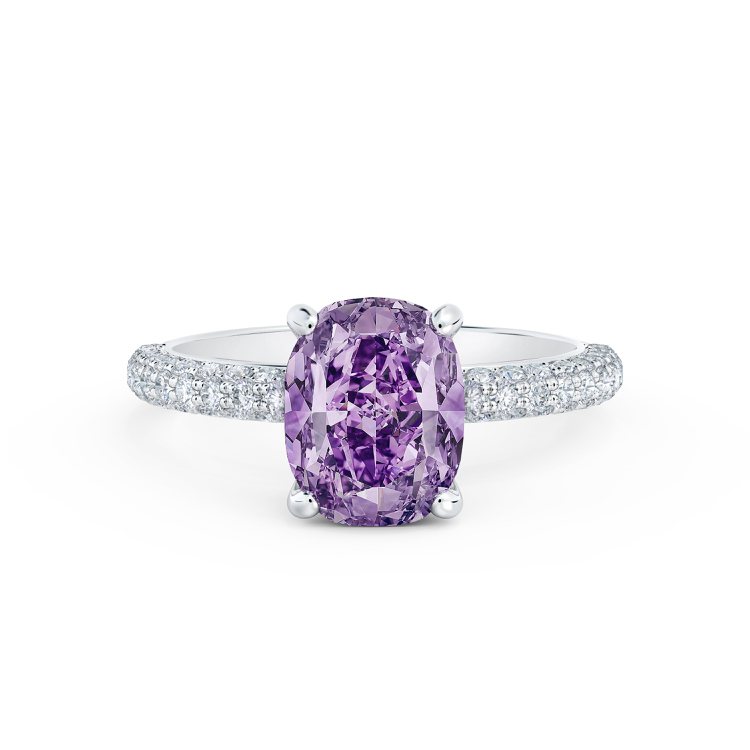 Spring Masterpiece鑽石戒指，鉑金密鑲鑽石，主石為2.78克拉濃彩帶粉紫鑽。圖／De Beers提供