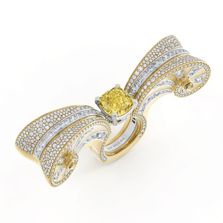 Summer Masterpiece鑽石與嵌套式戒指，可拆變出四種造型，艷彩黃鑽主石7.61克拉。圖／De Beers提供