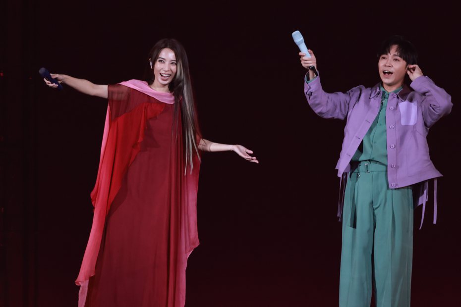 田馥甄(左)邀來嘉賓吳青峰合唱「你在煩惱什麼」。記者李政龍／攝影