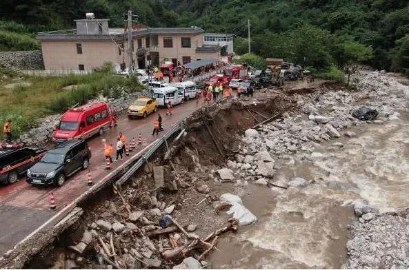 陝西西安長安區灤鎮街道餵子坪村發生土石流，已造成21人死亡，6人失蹤。（微博照片）