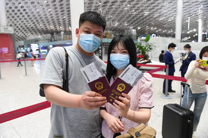 人們習慣在機場拿著登機證和護照自拍，並發布社群媒體，但網路安全專家警告，登機證的條碼如果被拍進照片，可能使人們成為駭客下手目標，導致個資外洩。圖為中國大陸一對夫婦2月在深圳機場自拍留念。新華社