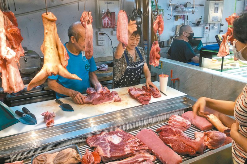 農曆七月將近，普渡豬肉需求量高，也讓豬價再飆。圖為傳統市場的豬肉攤。記者林伯東／攝影