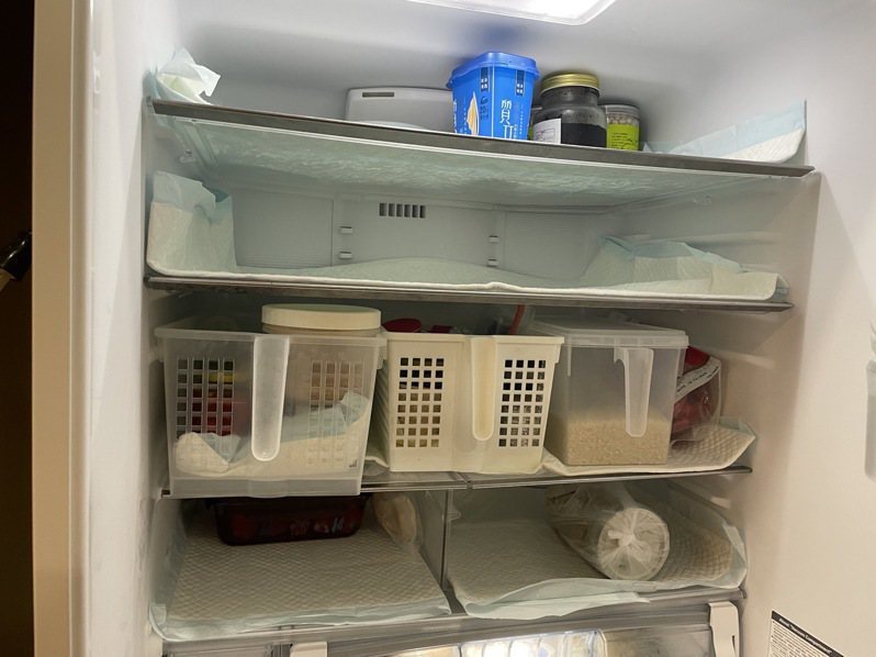 存放新鮮食物前，譚敦慈會在冰箱夾層放置保潔看護墊，可吸水，幫助冰箱保持清潔、乾爽...